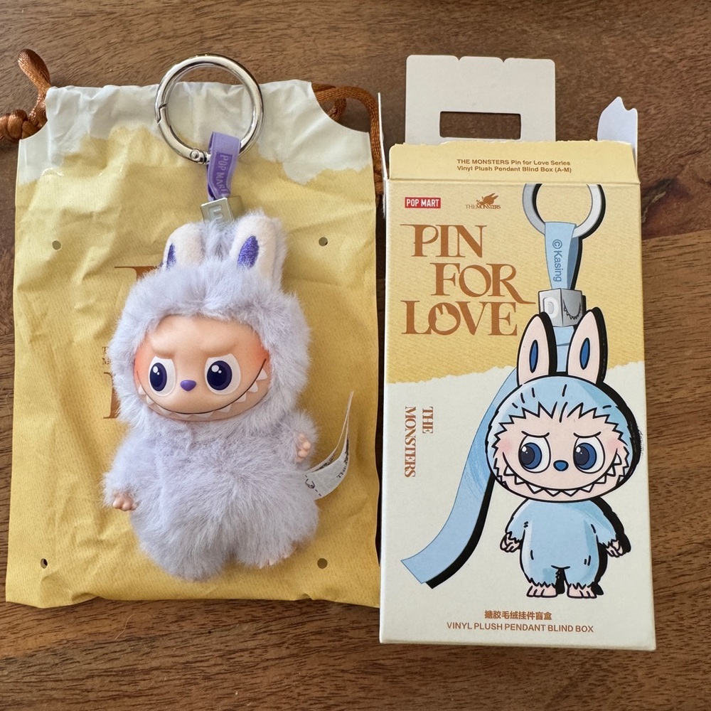 Pop mart - Pin for Love Labubu - E for Equality